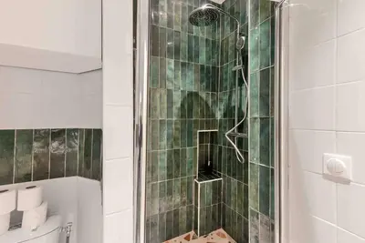 Salle de bains dans l'établissement MONTMARTRE, Gare de l'EST, suite 1 chambre 2 à 4P