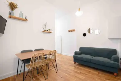 Coin salon dans l'établissement MONTMARTRE, Gare de l'EST, suite 1 chambre 2 à 4P
