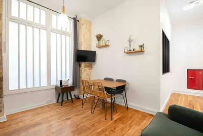 Télévision ou salle de divertissement dans l'établissement MONTMARTRE, Gare de l'EST, suite 1 chambre 2 à 4P