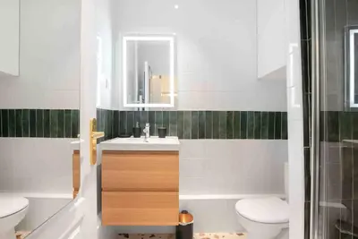 Salle de bains dans l'établissement MONTMARTRE, Gare de l'EST, suite 1 chambre 2 à 4P