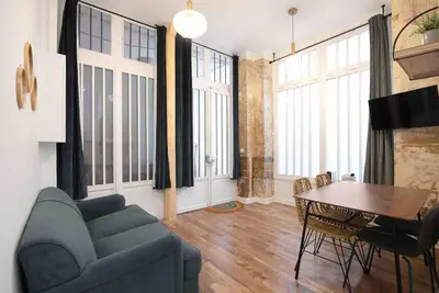 Coin salon dans l'établissement MONTMARTRE, Gare de l'EST, suite 1 chambre 2 à 4P