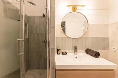 Salle de bains dans l'établissement GARE DE LYON 12e, suite 1 chambre 2 à 4P