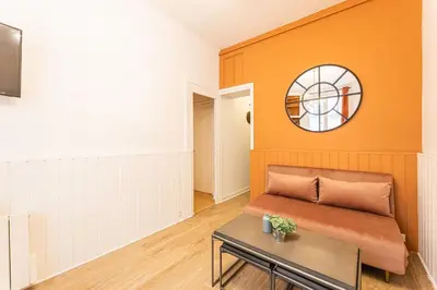 Télévision ou salle de divertissement dans l'établissement GARE DE LYON 12e, suite 1 chambre 2 à 4P