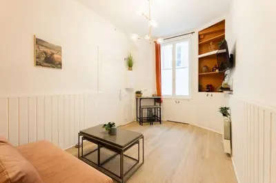 Coin salon dans l'établissement GARE DE LYON 12e, suite 1 chambre 2 à 4P