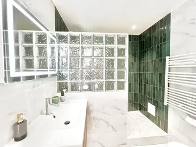Salle de bains dans l'établissement GRAND BOULEVARD, OPÉRA, suite 1 chambre 2 à 4P