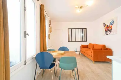 Coin salon dans l'établissement GRAND BOULEVARD, OPÉRA, suite 1 chambre 2 à 4P