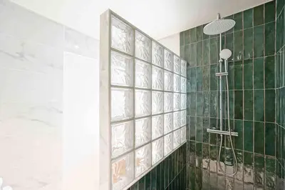 Salle de bains dans l'établissement GRAND BOULEVARD, OPÉRA, suite 1 chambre 2 à 4P