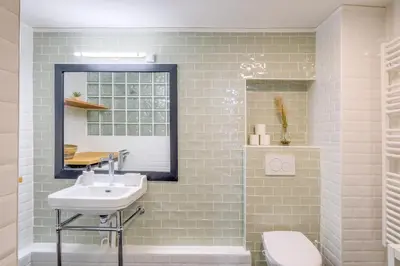 Salle de bains dans l'établissement MONTMARTRE Sacré-Coeur, appartement jardin 6 à 8P