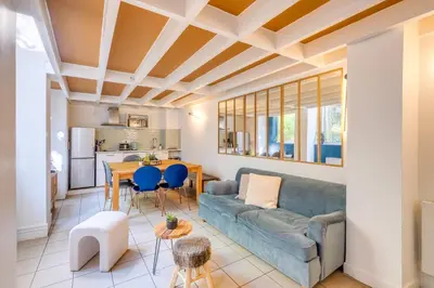 Cuisine ou kitchenette dans l'établissement MONTMARTRE Sacré-Coeur, appartement jardin 6 à 8P