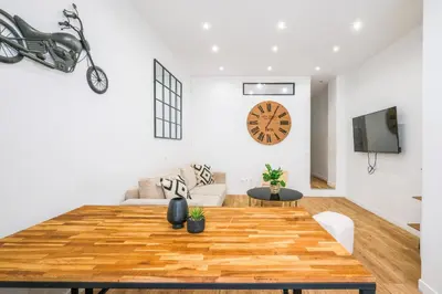 Télévision ou salle de divertissement dans l'établissement NOTRE DAME, ODÉON 5e, Triplex 2 salles de bain