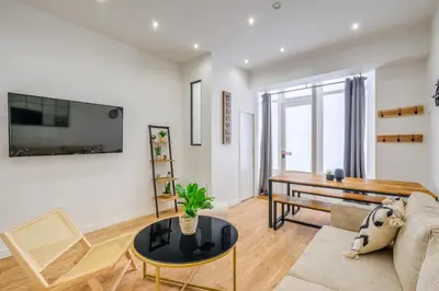 Télévision ou salle de divertissement dans l'établissement NOTRE DAME, ODÉON 5e, Triplex 2 salles de bain