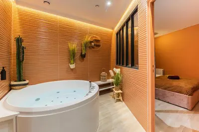 Salle de bains dans l'établissement MARAIS POMPIDOU 3e, jacuzzi, 2 chambres, 4 à 6P