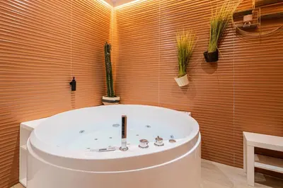 Salle de bains dans l'établissement MARAIS POMPIDOU 3e, jacuzzi, 2 chambres, 4 à 6P