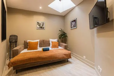Télévision ou salle de divertissement dans l'établissement MARAIS POMPIDOU 3e, jacuzzi, 2 chambres, 4 à 6P