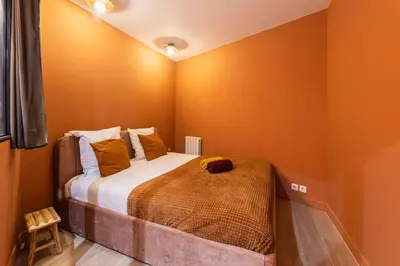 Un ou plusieurs lits dans un hébergement de l'établissement MARAIS POMPIDOU 3e, jacuzzi, 2 chambres, 4 à 6P