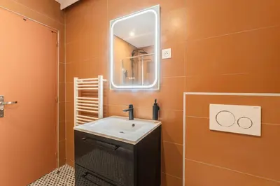 Salle de bains dans l'établissement MARAIS POMPIDOU 3e, jacuzzi, 2 chambres, 4 à 6P