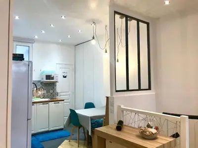 Cuisine ou kitchenette dans l'établissement Adorable souplex batignolles
