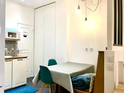 Cuisine ou kitchenette dans l'établissement Adorable souplex batignolles