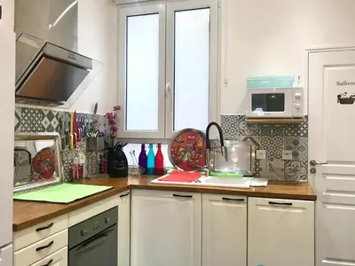 Cuisine ou kitchenette dans l'établissement Adorable souplex batignolles