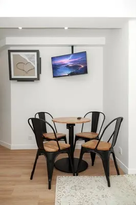 Télévision ou salle de divertissement dans l'établissement Nets Inn Apartment - Gare de Lyon