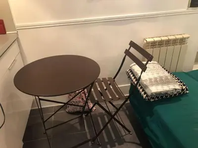Coin salon dans l'établissement STUDIO CŒUR VIEUX PARIS. Pied du métro.Tout équipé