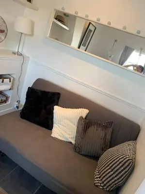 Coin salon dans l'établissement STUDIO CŒUR VIEUX PARIS. Pied du métro.Tout équipé