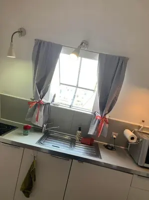 Cuisine ou kitchenette dans l'établissement STUDIO CŒUR VIEUX PARIS. Pied du métro.Tout équipé
