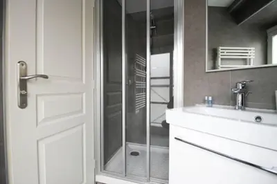 Salle de bains dans l'établissement Paris, Opéra 6...une balade romantique
