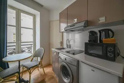 Cuisine ou kitchenette dans l'établissement So cute Apartment (Opéra 3D)