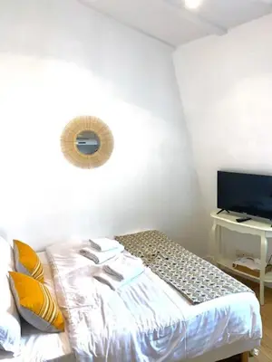 Télévision ou salle de divertissement dans l'établissement Magnifique appartement à Opéra (Opéra6D)