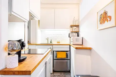 Cuisine ou kitchenette dans l'établissement GuestReady - Charme et Confort dans le 11ᵉ arr.