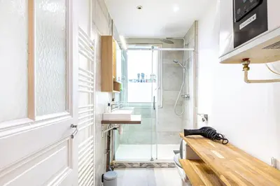 Salle de bains dans l'établissement GuestReady - Charme et Confort dans le 11ᵉ arr.