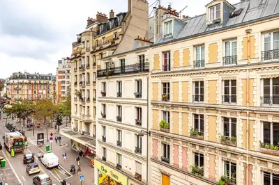 Vue générale sur Paris ou vue de la ville depuis l'appartement