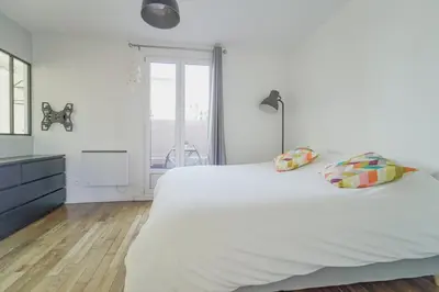 Un ou plusieurs lits dans un hébergement de l'établissement Quiet cosy and large apartment with Terrace Top location