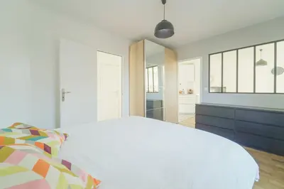 Un ou plusieurs lits dans un hébergement de l'établissement Quiet cosy and large apartment with Terrace Top location