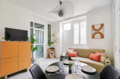 Télévision ou salle de divertissement dans l'établissement 2 bedrooms apartment in the 15th district
