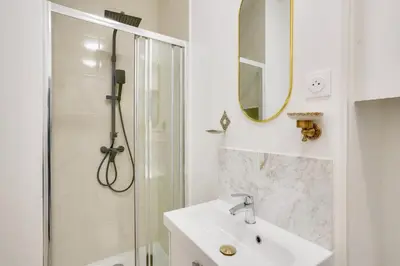 Salle de bains dans l'établissement 2 bedrooms apartment in the 15th district