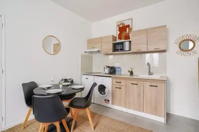 Cuisine ou kitchenette dans l'établissement 2 bedrooms apartment in the 15th district
