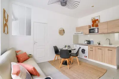Cuisine ou kitchenette dans l'établissement 2 bedrooms apartment in the 15th district
