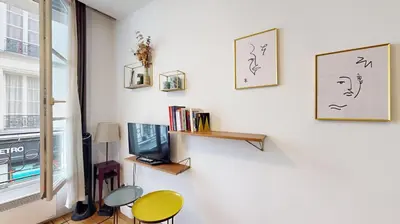 Télévision ou salle de divertissement dans l'établissement 310 Suite Petit Nid Douillet Apartment in Paris