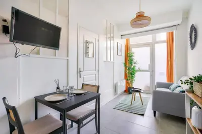 Télévision ou salle de divertissement dans l'établissement Beautiful 1 bedroom apartment - 15 district