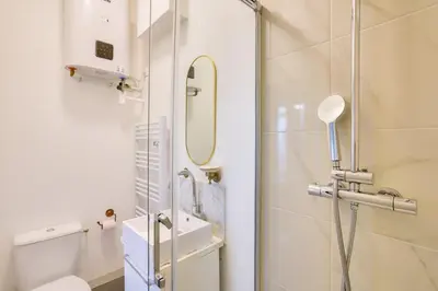 Salle de bains dans l'établissement Beautiful 1 bedroom apartment - 15 district