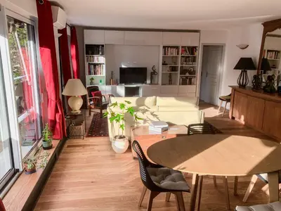 Coin salon dans l'établissement Paris-Daumesnil - Grand 2 pièces de charme sur jardin - 61m2, pour 4p - Large 4 star charming 1 BR apt for 4 with AC - Classement Officiel 4 étoiles