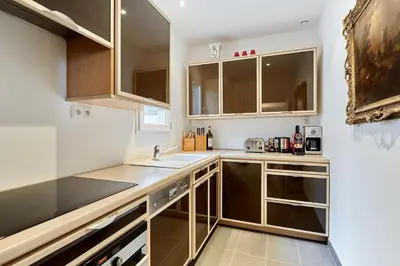 Cuisine ou kitchenette dans l'établissement Apartment Arc de Triomphe by Studio prestige