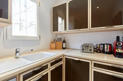 Cuisine ou kitchenette dans l'établissement Apartment Arc de Triomphe by Studio prestige