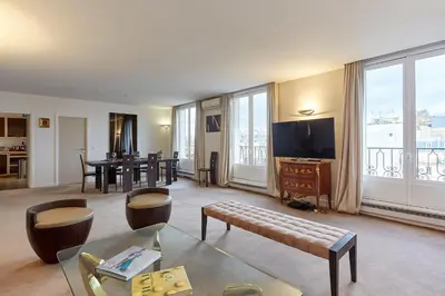 Télévision ou salle de divertissement dans l'établissement Apartment Arc de Triomphe by Studio prestige
