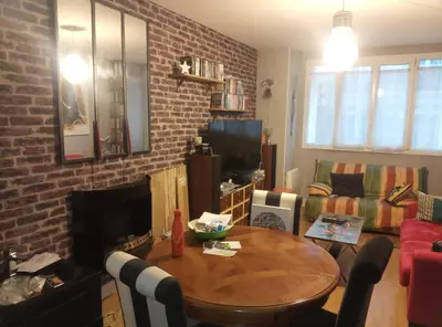 Télévision ou salle de divertissement dans l'établissement Chambre avec balcon - Parc des Expos Porte de Versailles
