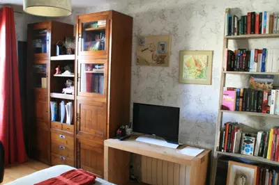 Bibliothèque dans le séjour chez l'habitant