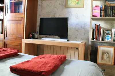 Télévision ou salle de divertissement dans l'établissement Chambre avec balcon - Parc des Expos Porte de Versailles