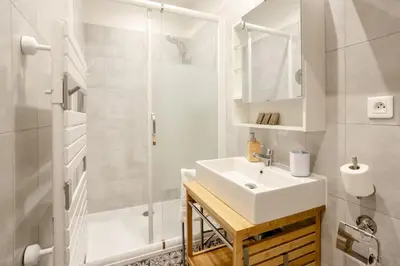 Salle de bains dans l'établissement Appartement cosy proche Beaubourg